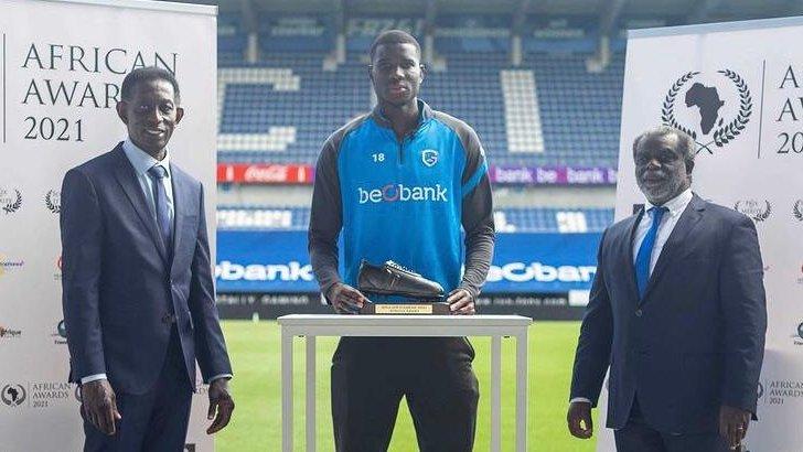 Nigeria and Genk striker Paul Onuachu (centre) receiving Belgium's Ebony Shoe award