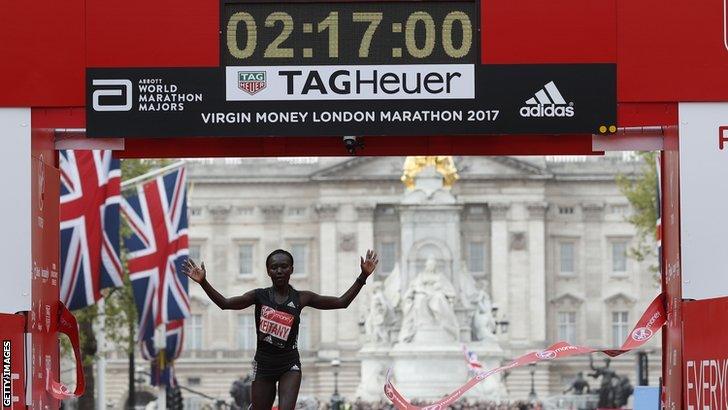 Mary Keitany breaking the world record at the 2017 London Marathon