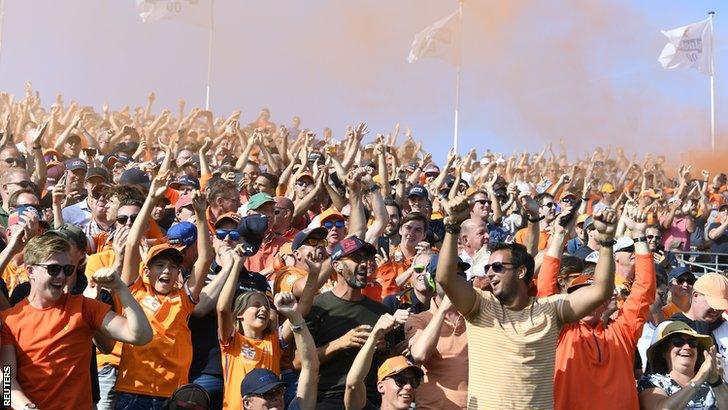 Dutch fans do a Mexican wave