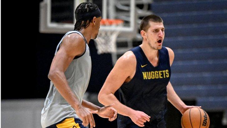 Zeke Nnaji with Nikola Jokic