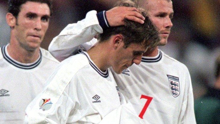 Phil Neville and David Beckham of England in 2000