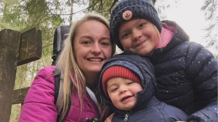 Gwenllian Evans a'i phlant Marged a Gethin