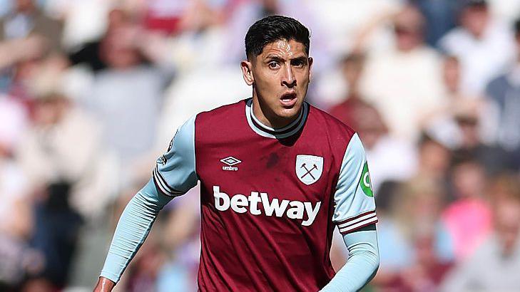 Edson Alvarez playing for West Ham in 2025