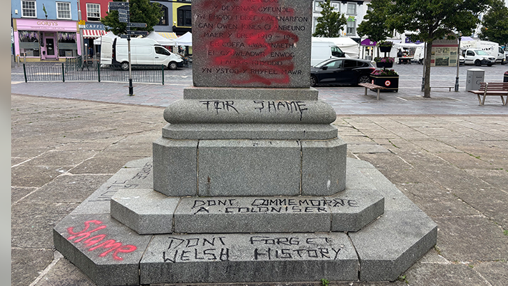 The David LLoyd George statue with black graffiti with the words 'for shame', 'don't commemorate a coloniser' and 'don't forget welsh history'. 