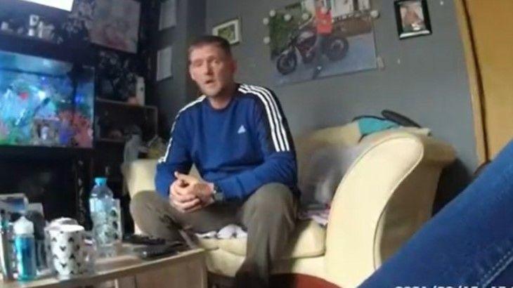 Michael Ives yn cael ei holi gan swyddogion heddlu yn dilyn marwolaeth Ethan