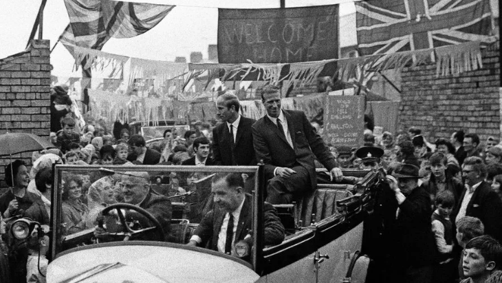 A black and white image of the Charlton brothers returning to Ashington after the World Cup 