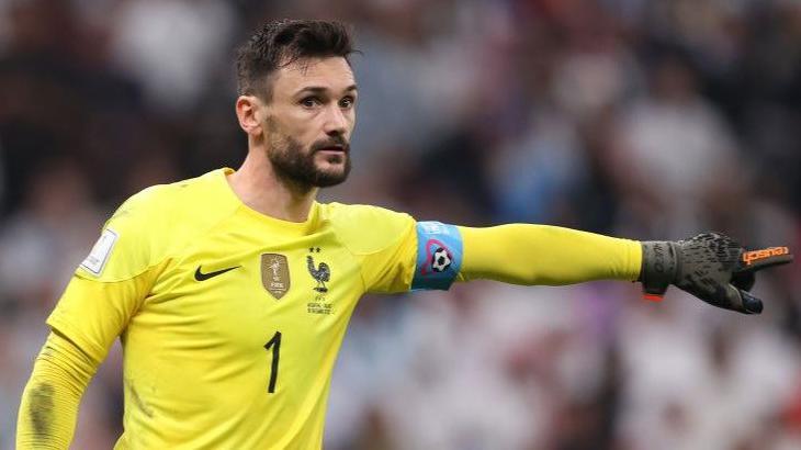 Hugo Lloris in France kit