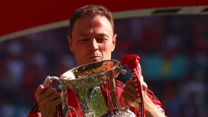 Jonny Evans lifts the FA Cup trophy