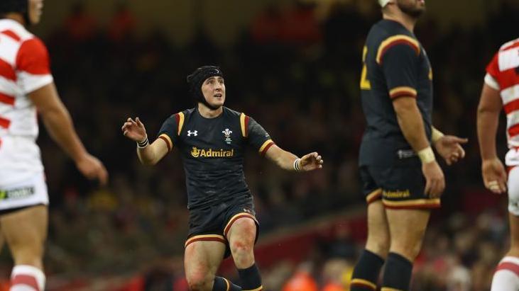 Sam Davies yn cicio'r bêl yn ystod gêm i Gymru