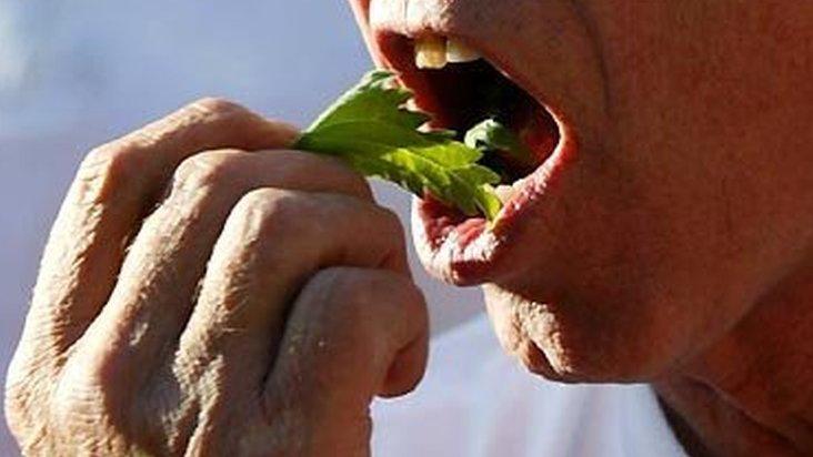 Alex Williams eating nettles during the competition in 2004