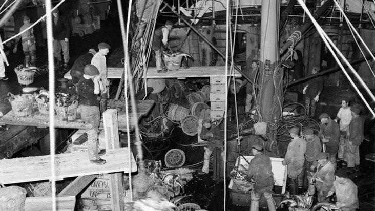 Unloading the catch from a trawler at Grimsby in 1953