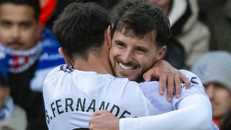 Manchester United's Mason Mount celebrates with Bruno Fernandes 