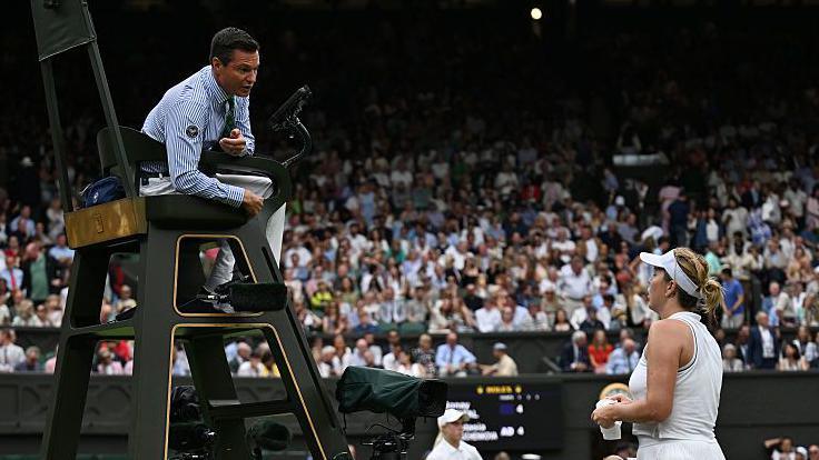 Umpire speaks to Pavlyuchenkova