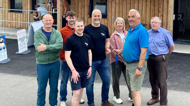 Daoine cruinn aig Cala Stafainn a' comharrachadh gu bheil a' chiad teanant aca aig prìomh thogalach na làraich