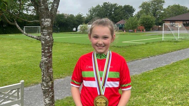 Lucy yn gwisgo medal Emma