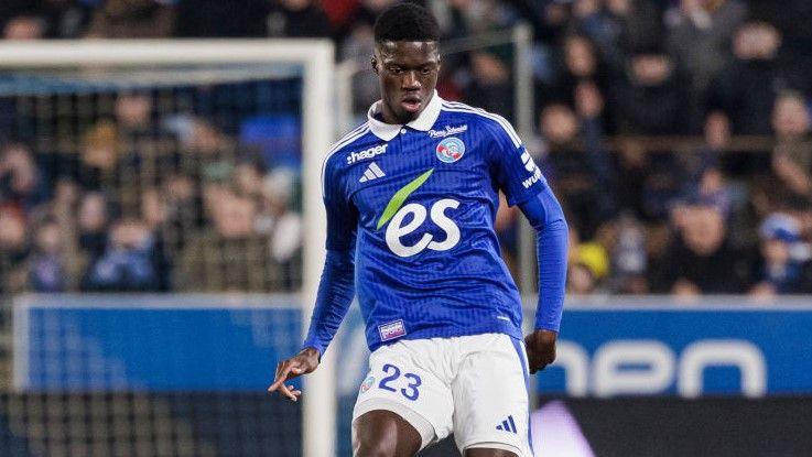 Mamadou Sarr playing for Strasbourg