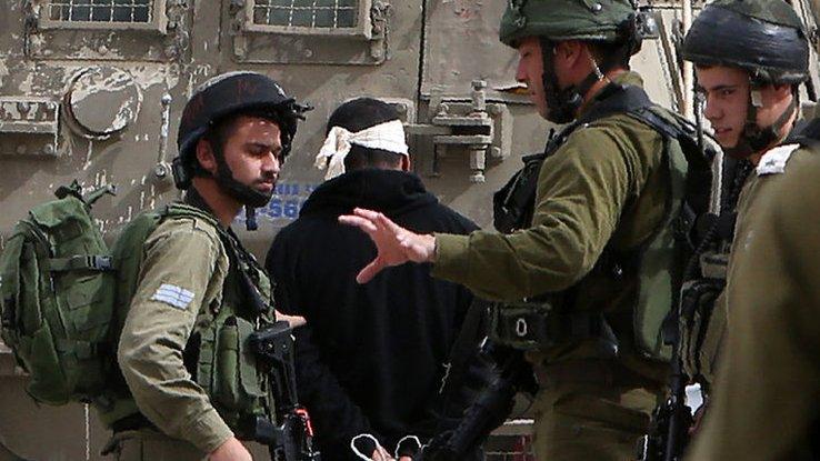 Palestinian arrested by Israeli soldiers (file photo)