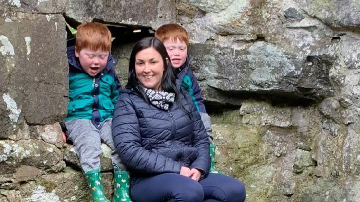 Elin Owen a'i meibion yn Ffynnon Cybi