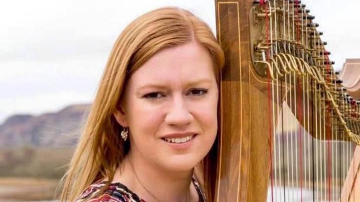 Jennifer Port agus clàrsach