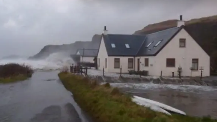 Taigh an Eilean Luinn agus am muir mòr ann an stoirm air tuil adhbharachadh