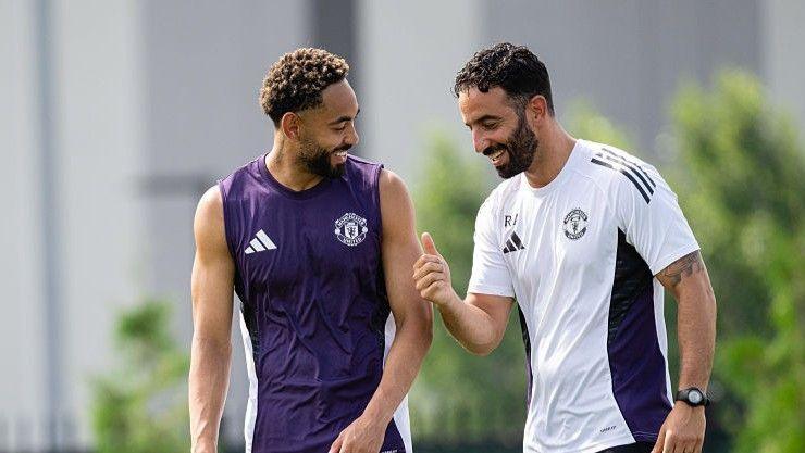 Manchester United head coach Ruben Amorim (right)