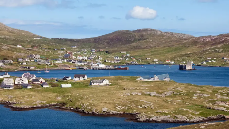 A' coimhead a-null air Bàgh a' Chaisteil ann am Barraigh 