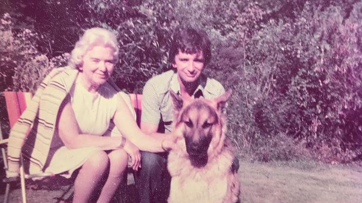 'Mam a fi': John gyda'i fam