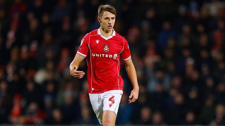 Amddiffynnwr Wrecsam Max Cleworth yn chwarae'n erbyn Preston yn 2025