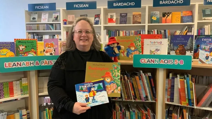 Stiùiriche Comhairle nan Leabhraichean, Alison Young, le leabhraichean cloinne agus sgeilfichean là leabhraichean de dhaoine òga air a cùlaibh