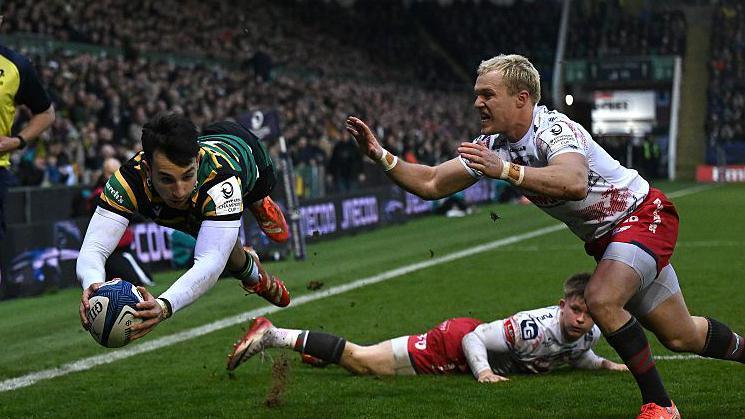 Edoardo Todaro scores a try