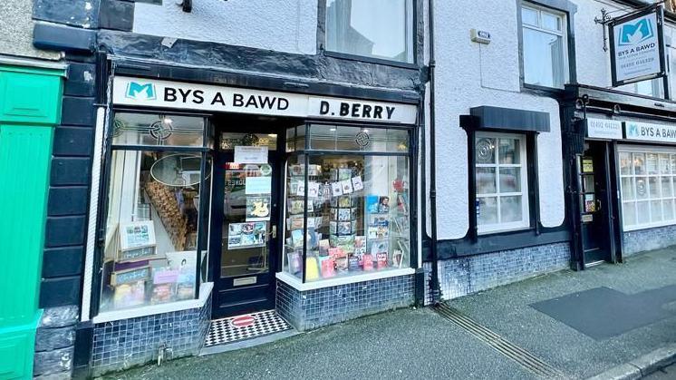 Llun o du allan i siop Bys a Bawd yn Llanrwst