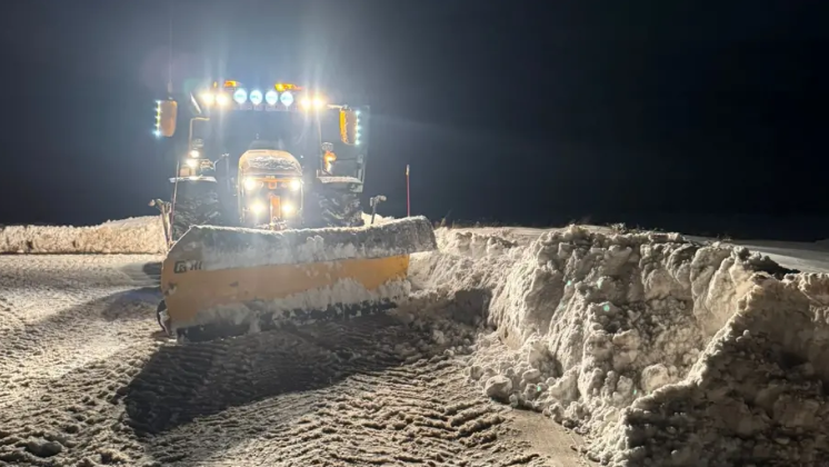 Luchd-obrach Bear Scotland ag obair airson an A835 air a' Ghàidhealtachd a ghlanadh 