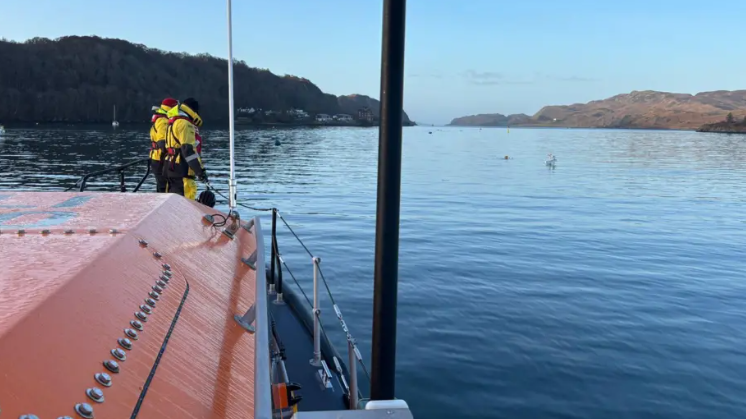 Dithis de chriutha bàta-teasairginn an Òbain air a' bhàta aig làrach ann an Caolas Chearara far an deach bàta-obrach fodha