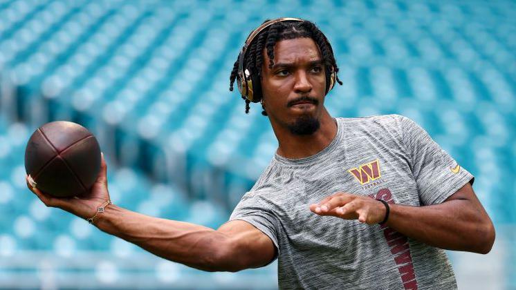 Jayden Daniels of the Washington Commanders warms up before their pre-season game at the Miami Dolphins in 2024