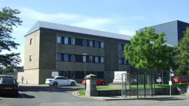 Togalach le càraichean agus craobhan air a bheulaibh.