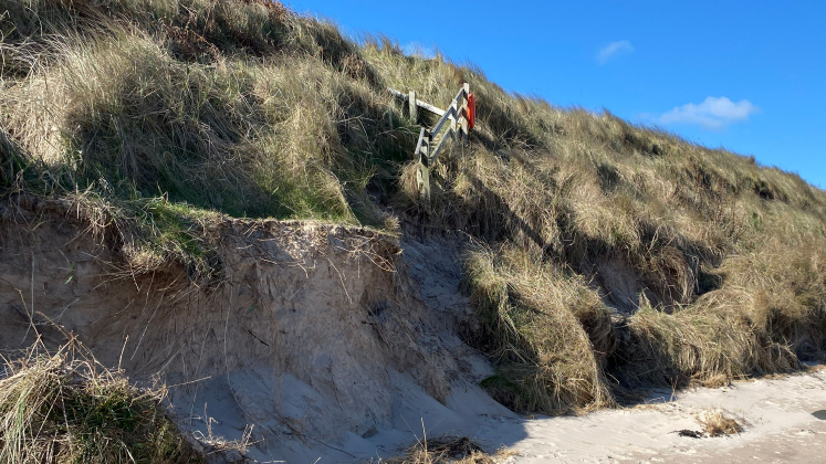 A path down to the beach which stops in the middle of the dune with a steep drop below 