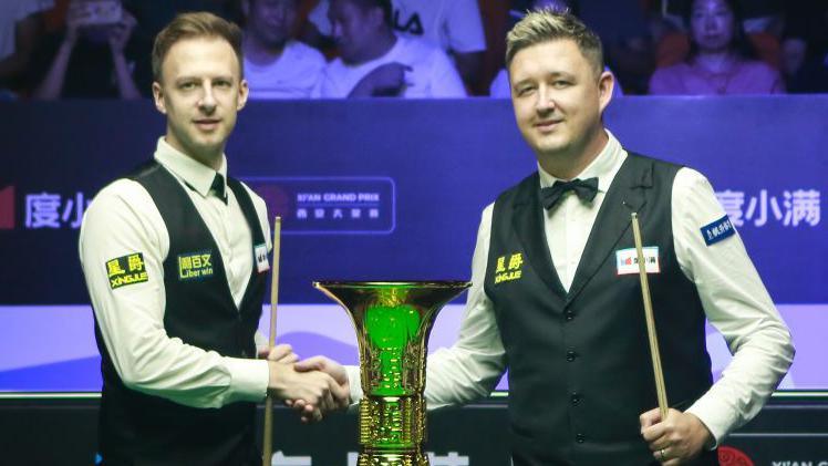 Judd Trump and Kyren Wilson shake hands before the Xi'an Grand Prix final