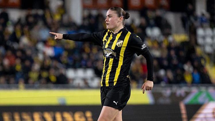 Hannah Wijk pointing with her right arm while in action for BK Hacken