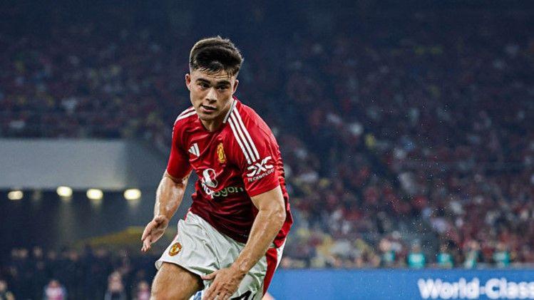 Manchester United defender Harry Amass