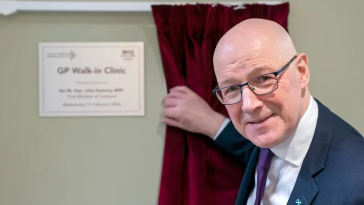 Am Prìomh Mhinistear John Swinney a' fosgladh a' chiad chlionac slàinte dhan tèid daoine gun uair a chur air dòigh ro làimh