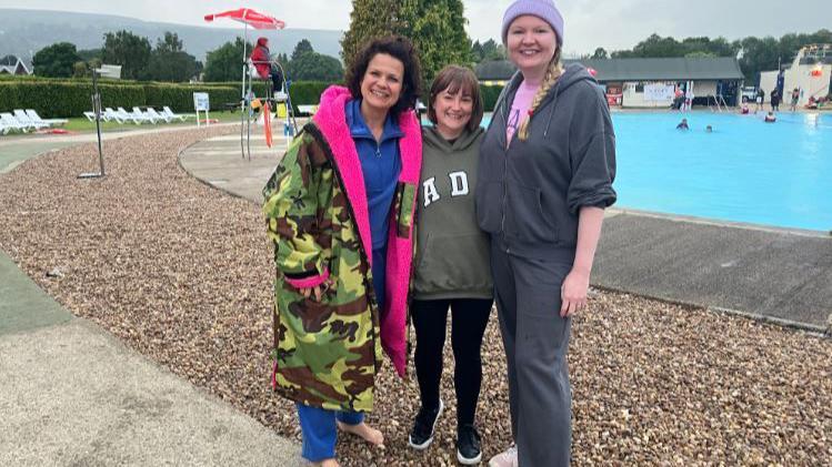 Jen McKenna with two female friends stood in front of the lido 