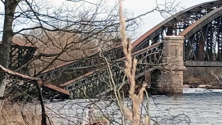 Seann drochaid-rèile a thuit don dh'Uisge Spè