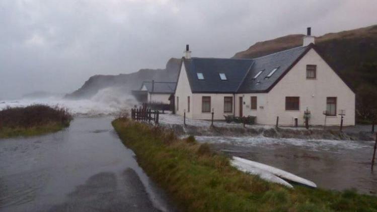 Stoirm Aiden a' bualadh air Coileapoll
