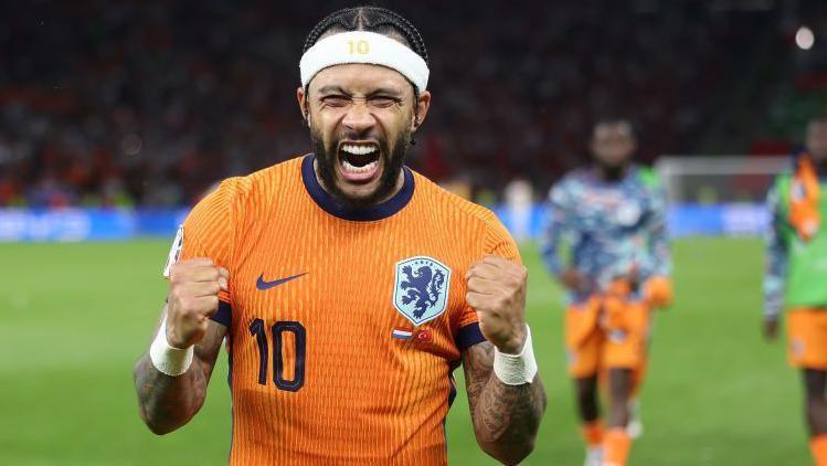 Memphis Depay celebrates