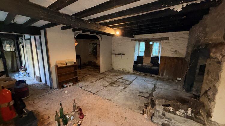 Tu mewn i un o'r bythynnod