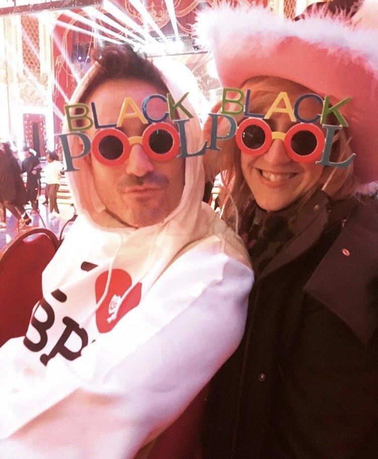 Leah a Joe McFadden (enillydd Strictly Come Dancing 2017) ar y set yn Blackpool