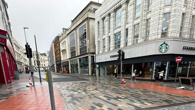 Crossing on Victoria Street