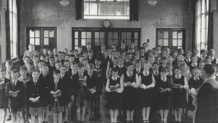 Llun o ddisgyblion cyntaf Ysgol Glan Clwyd yn 1956.