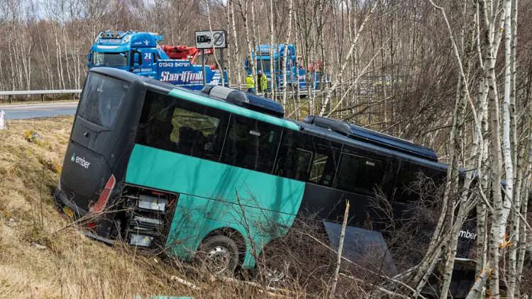 Bus aig Ember a chaidh far an A9 agus le bruaich