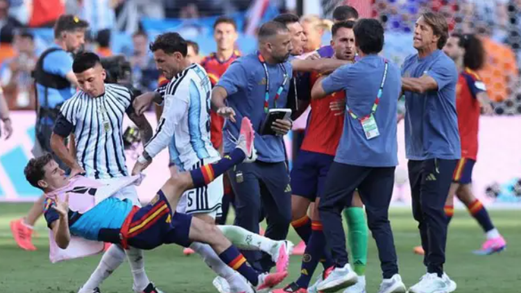 Thiago Almada and Leandro Paredes throw Gavi to the ground as Roberto Ayala appears to hold Eric Garcia around the throat